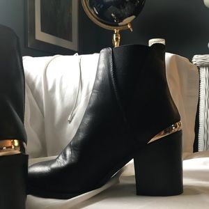 🖤 Black ankle boots with gold on heel 🖤
